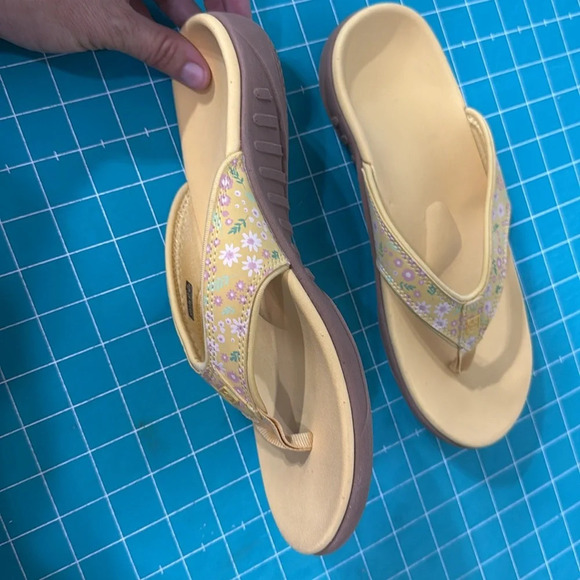 Yellow Floral Spenco Yumi Style Orthotic Flip Flops Size 9 1/2 Wide - Picture 9 of 9